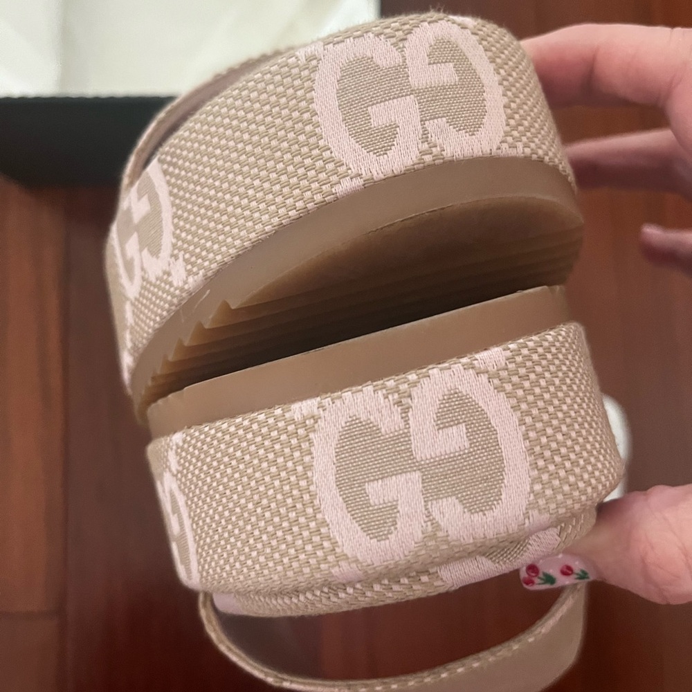 Gucci Tan and Cream Logo Sandals - Picture 5 of 7